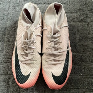 Nike fotbollsskor - Säljer ett par Nike Mercurial Superfly Academy, nypris 1100!!!. Fungerar både på konstgräs och naturgräs. Skorna är använda, men är i hyfsat skick. Storlek 45,5, UK 10,5. Lägre pris kan diskuteras.