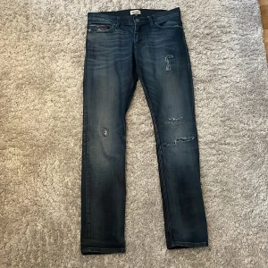 Slitna jeans - Feta jeans med slitningar från Tommy hilfiger. Storlek 32/32. Jag är 182cm. Riktigt skön tvätt. Inga defekter. Kolla gärna in mina andra plagg o kom dm om du har några funderingar!👖🕶️