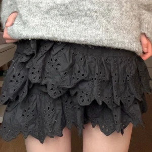 kjol från zara - Snygg svart kjol från Zara med volanger. Finns inte att köpa längre och är köpt för flera år sedan i butik. Storlek xs och nästan aldrig använd. 