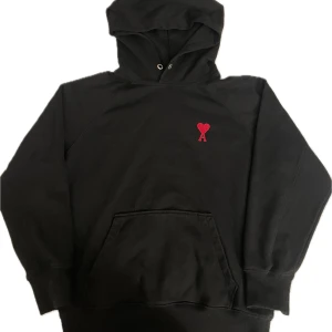 Ami paris hoodie svart - Säljer en hoodie från AMI paris, skick 9/10 har tyvärr tappat bort snöret