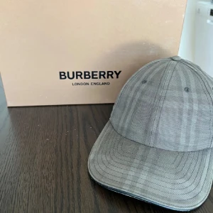 Grå burberry keps  - Väldigt bra skick 8,5/10, har box men inget kvitto den är helt äkta och jag har tröttnat på den nuså vill få bort med den. Om du har några frågor eller är inte är de bara att skriva till mig, nypris 4000