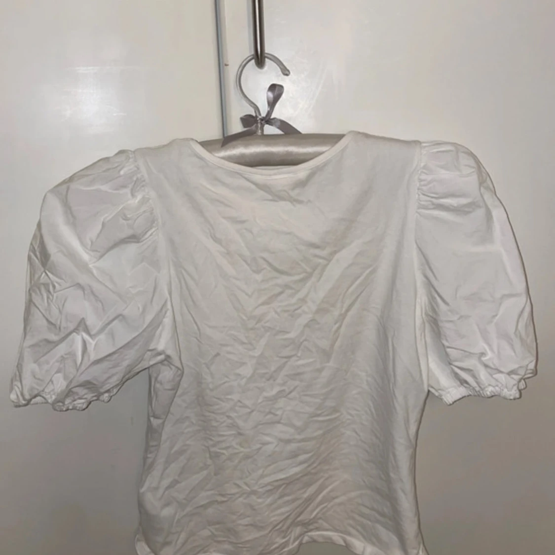 Trendig T-shirt med puffärmar - 1