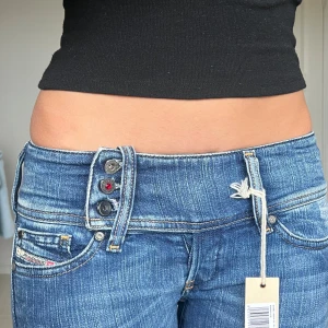 Diesel jeans - Lappar kvar, midjemått: 36cm rakt över, innerbenslängd: 79cm 💕