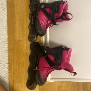 Rosa inlines från K2 - Säljer ett par rosa inlines från K2 med svarta detaljer. De har snörning och en justerbar rem för bättre passform. Perfekta för en aktiv livsstil och roliga utomhusaktiviteter. Storleken är 35-40 vid snabb affär sänks priset mycket