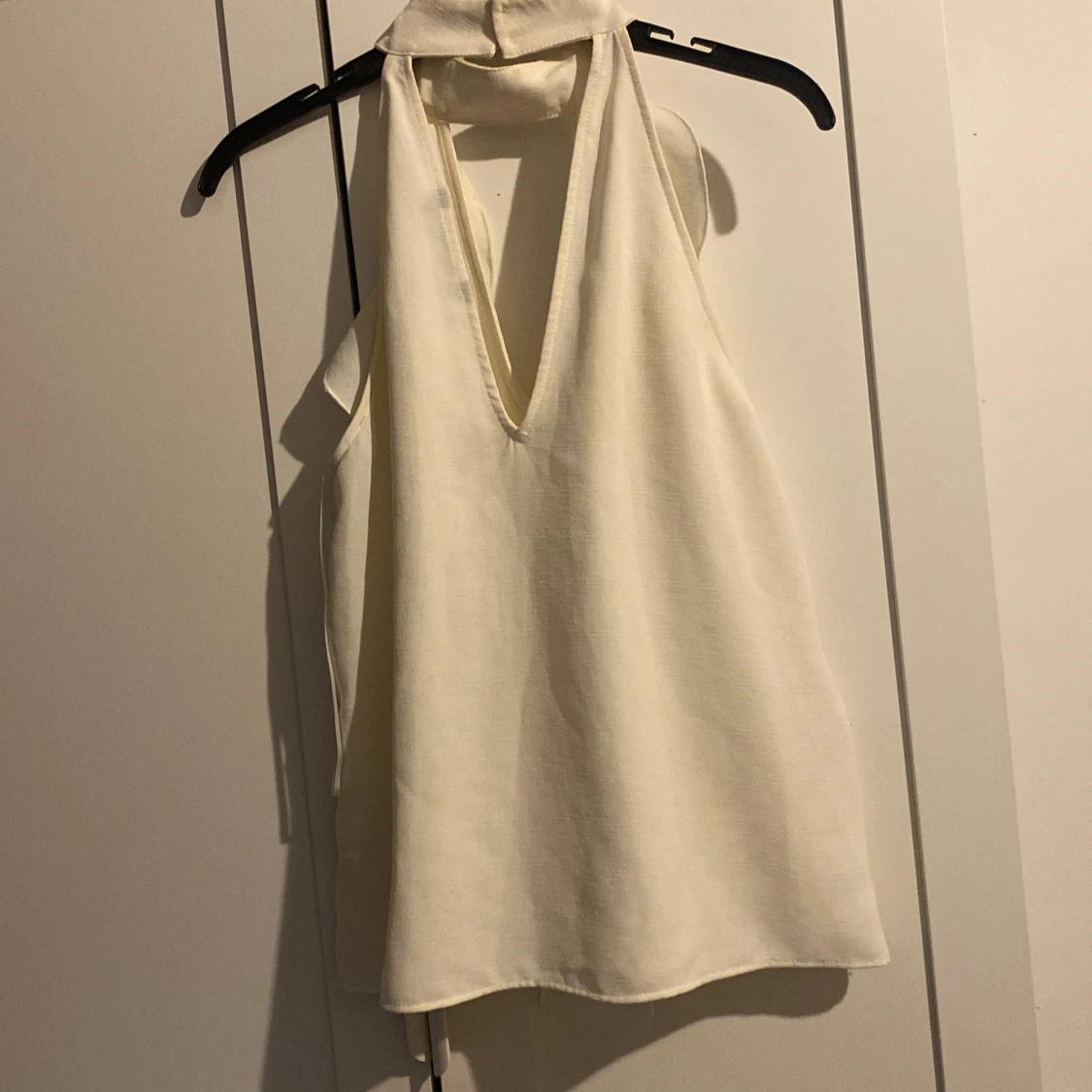 Vit ärmlös blus med volangdetaljer - 1