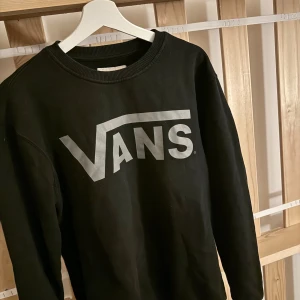 Svart sweatshirt från Vans - Säljer en svart sweatshirt från Vans med deras ikoniska logga i vitt på framsidan. Storlek M. 
