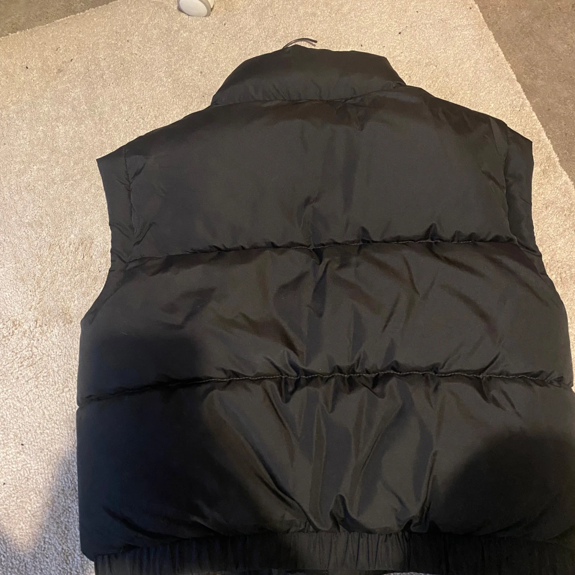 Svart dunväst med dragkedja - 1