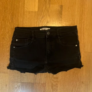 Low waist jeansshorts från pull and bear - Snygga low waist jeansshorts som tyvärr ej kommer till användning🥹😍 De är i storlek 38 men skulle säga att de mer passar 34/36 de är väldigt stretchiga i materialet så kanske även kan passa 38, jag har storlek 34 och de passar mig! Skriv om ni har frågor❤️