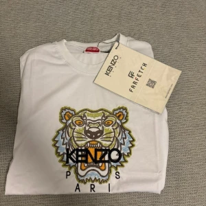 Kenzo t shirt - Säljer en helt ny (aldrig använd) kenzo t shirt. Jag fraktar och möts upp i stockholm. Skriv om ni är intresserade av att köpa. Mvh