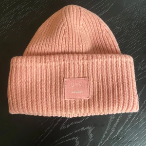 Acne mössa rosa - Säljer min snygga rosa acne mössa så jag har en annan som jag använder mer. Den är i perfekt skick och passformen passar alla då den är ribbad.