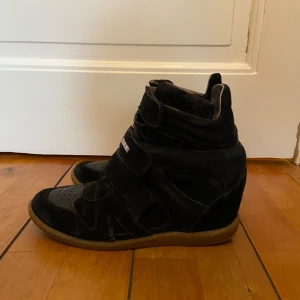 Svarta wedges från Carinii, 37 - Isabel Marant liknande wedges. Köpta på Vinted. Använt skick. Lite trasig sula men inget som märks. 