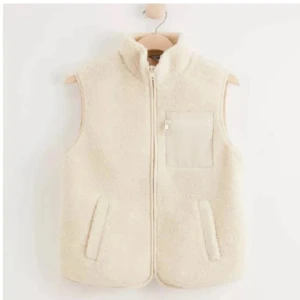 Beige teddy väst från Lindex  - Mysig beige teddyväst från Lindex! Säljer då den inte längre kommer till användning😊🩷