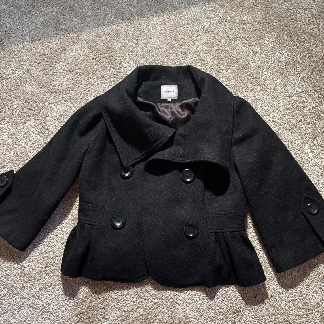 Svart trekvarts ärmad kappa från Monnari