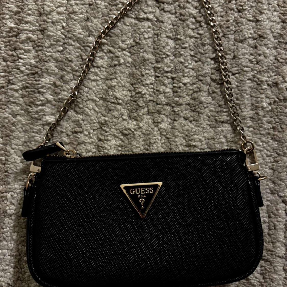 Svart axelväska från Guess - 1