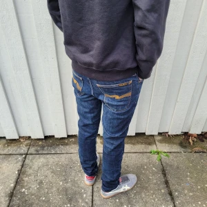 Nudie jeans  - Säljer ett par snygga Nudie jeans i modell Tight Long John. Jeansen är i mycket bra skick och har inga defekter. Det är storlek W27/L32. Vid minsta fråga eller fundering är det bara att höra av sig🙌😁