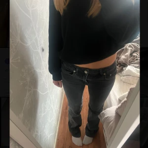 Svarta jeans från Lager 157 - Snygga grå/svarta jeans från Lager 157 i storlek XS full length. Passar mig som är 165cm. Säljer därav att dom inte används. Dom är i bra skick. Skicka om de uppkommer frågor 💕