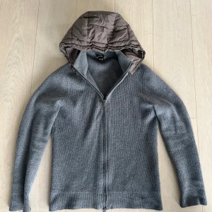 Massimo dutti cardigan  - Säljer nu denna sjukt feta Massimo Dutti cardigan i storlek L men har krympt i tvätten så sitter som S/M skick 8/10 har ett litet hål se bild 4 Pris 2199kr Fraktar spårbart med PostNord 