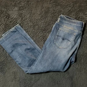 Replay jeans - Snygga blå jeans med raka ben och klassisk femficksdesign. De har en lätt tvättad look och är perfekta för en avslappnad stil. Passar bra med sneakers eller kängor.