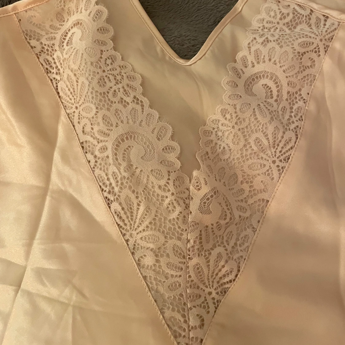 Champagne-färgad pyjamasset med spets - 3