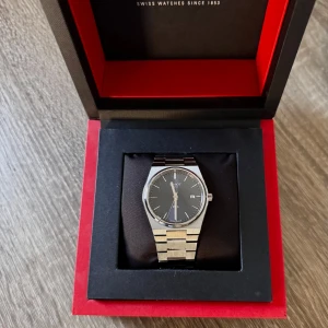 Tissot PRX Quartz 40mm - Tissot PRX Quartz | 40mm Dark blue dail  Fint skick!  Nypris: 5000kr  Hör av dig vid fler frågor!