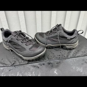 Ecco skor  - Säljer ett par svarta vandringsskor med robust sula och snörning. Ecco Xpedition lll, gore-tex black. Perfekta för utomhusaktiviteter och äventyr. Pris 1000:- nypris 1600:-, endast prövade en gång och säljer pga felköp. Storlek herr 41.  Hör av er om ni undrar något :)