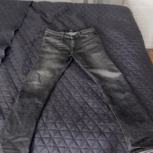 Replay Jeans - Säljer mina feta Replay jeans som är riktigt grish och snygga. Denna bangers passar perfekt för dig som är 165-173