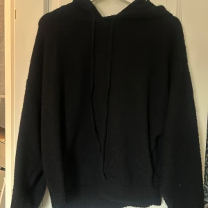 Stickad hoodie  - Säljer en svart stickad hoodie med luva, tröjan hade på bilden ludd från en annan tröja men detta kommer självklart rollas bort innan plagget skickas!🤍från Lindex 