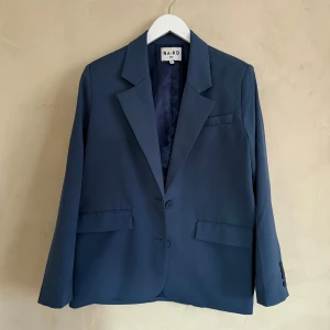 Blå kavaj från NA-KD - Oversize blå kavaj från NA-KD.