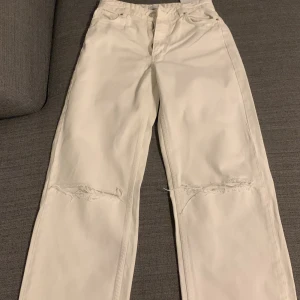 Vita jeans från Bershka - Snygga vita jeans från Bershka i modellen high waist straight. De har slitningar vid knäna och en klassisk femficksdesign. 