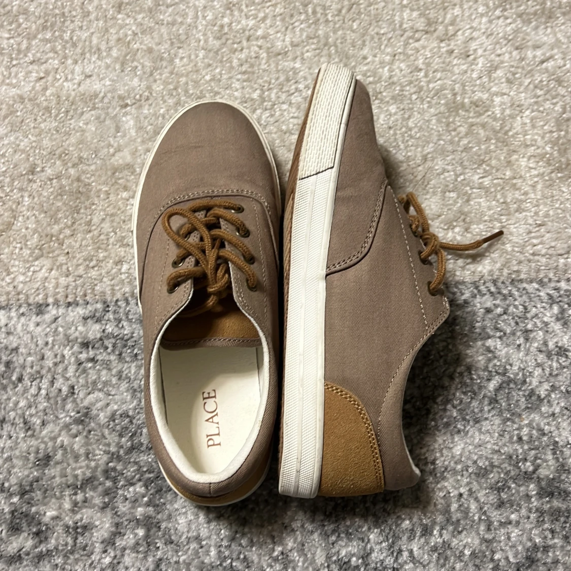 Bruna sneakers från Place - 1