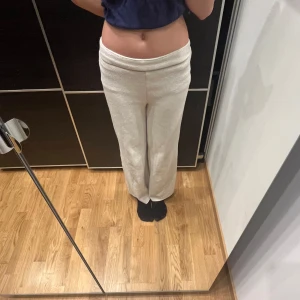 Beiga mjukisbyxor - Beiga mjukisbyxor från Zara, har använts ett fåtal gånger och är i bra skick