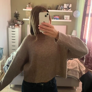 Brun stickad tröja - Mysig stickad tröja från Gina Tricot! Supernice modell och fin färg!🤎