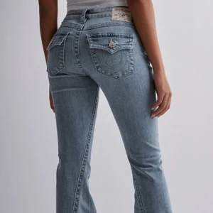 True religion jeans - Snygga blå true religion jeans med unika fickdetaljer och knappar bak. Bra skick utan några defekter 💖