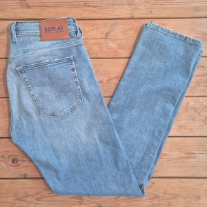 Replay grover jeans  - ♻️Skick: 9/10 Väldigt bra skick, kan betraktas som nytt skick | 📏Storlek: W32 L32 Straight fit jeans | 💸Nypris 1499kr      📊Färg: Ljusblå | Priset går att diskuteras vid snabb affär!
