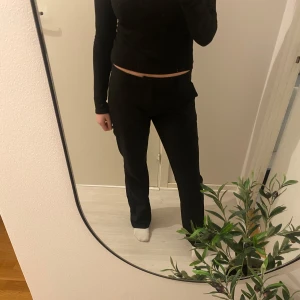 Svarta kostymbyxor Vera  - Vera kostymbyxor från Bikbok. Helt nya. Storlek 40. Nypris 500kr 