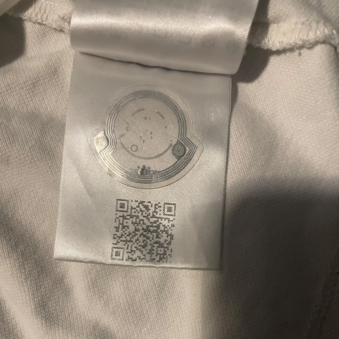 Vit pikétröja från Moncler - 2