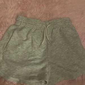 Grå shorts från H&M - Säljer ett par bekväma grå shorts från H&M. De har en elastisk midja för justerbar passform. Perfekta för en avslappnad stil. 