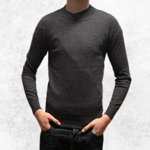 Merino tröja från Tiger of Sweden - Säljer denna riktigt snygga Tiger of Sweden tröjan i 100% merinoull. Den är i superbra skick och har inga defekter eller liknande. Den är i storlek S och personen på bilden är ca 176 cm. Vid några frågor eller funderingar är det bara att höra av sig. 