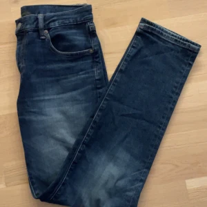 Mörkblå uniqlo jeans  - Ett par sköna UNIQLO jeans i straight strl 29/32