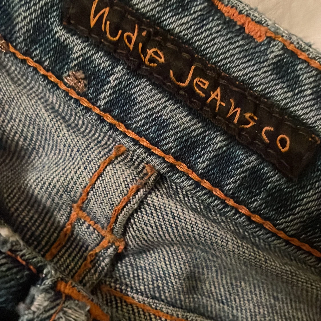 Säljer ett par nudie jeans som är för små för mig. De är riktigt snygga och passar till det mesta. Dem är i bra skick och har använts sparsamt. - 1
