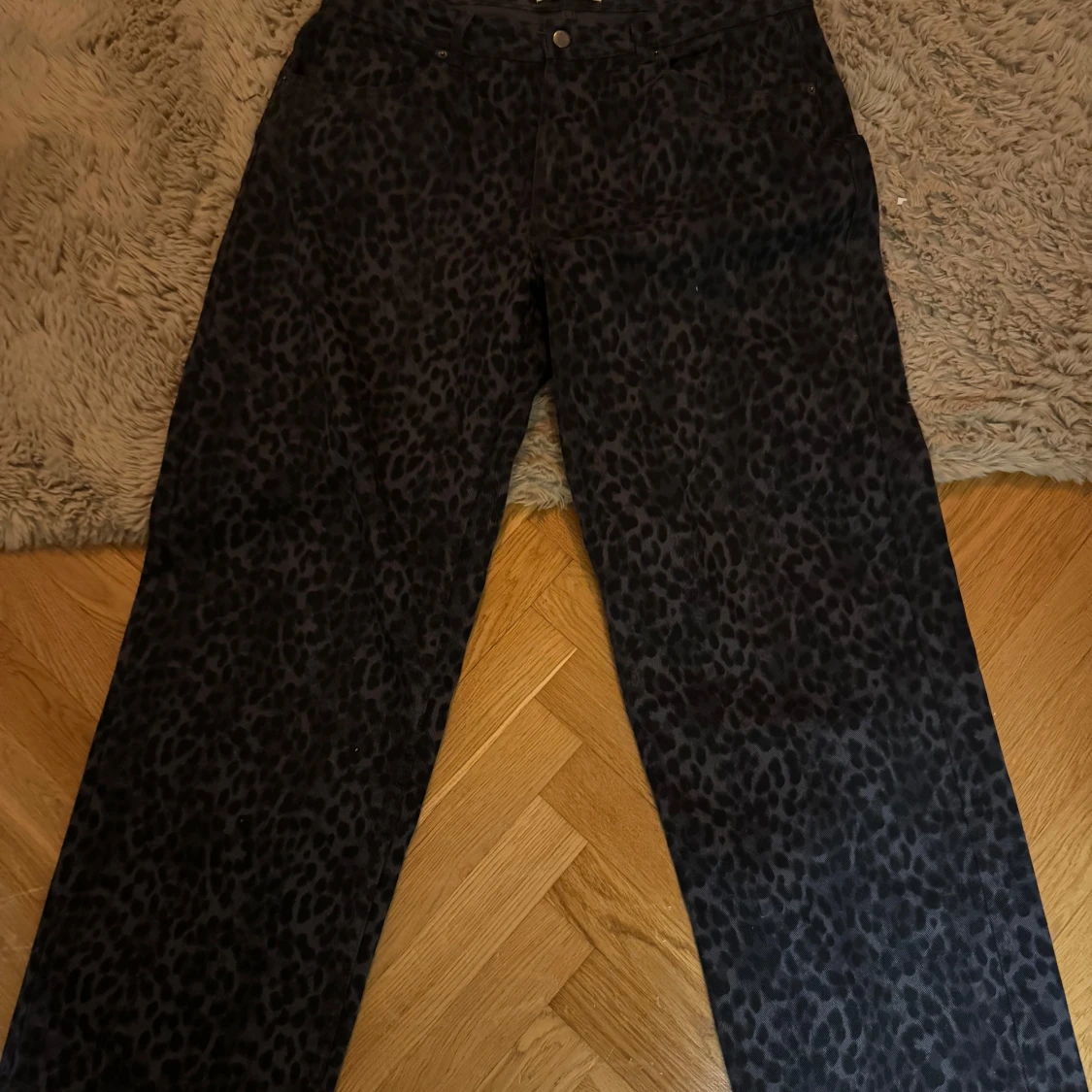 Svarta leopardmönstrade byxor - 1