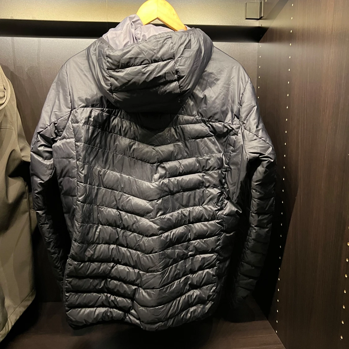 Svart quiltad dunjacka med huva  - 1