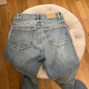 Lågmidjade bootcut jeans - Lågmidjade jeans från Gina. Säljs pga av för små för mig, annars otroligt snygga. 