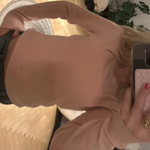 Rosa stickad tröja - Säljer en söt rosa stickad tröja med långa ärmar och ribbade muddar. Köpt i Spanien🥰 Tyvärr en fläck på! 
