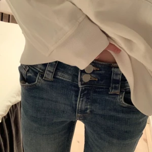 Lågmidjade bootcut jeans i blå😍 - Jätte fina jeans från h&m, tyvärr för små. Bra skick och lågmidjade bootcut💕