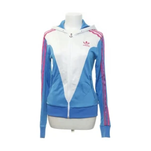 Adidas zip hoodie  - Använder inte , fina fina färger dock så är lite tveksam på o sälja om det inte är bra pris ❤️storlek 40 men passar mig som vanligtvis är Xs/S