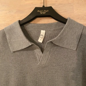 Grå stickad tröja med krage - Helt ny oanvänd tröja i storlek M/S