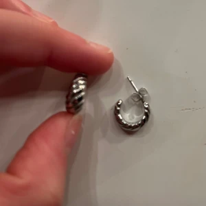 Silvriga örhängen i vriden design från Edblad  - Silvriga örhängen från Edblad som inte finns på deras hemsida (tror jag eftersom köpte på deras sommar rea). Bara testade. 