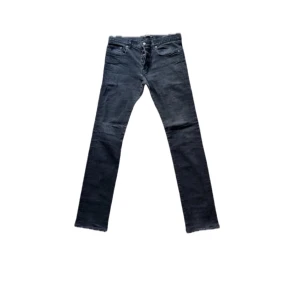Saint Laurent  - Saint Laurent jeans. Strl 28. Svarta. Använt skick. Dessa är några år gamla.