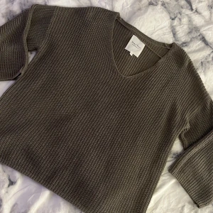 Trekvarts ärmad tröja - Jätte fin stickad trekvartsärmad tröja, mörkgrön färg. Använd fåtal gånger